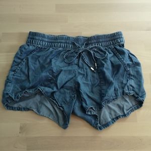 Elastic waist denim shorts
